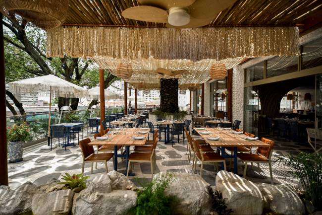 MII ROOFTOP Restaurante vazio com fundo aberto e telhados de palha