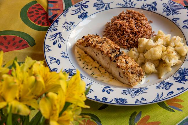 Mercearia do Conde_Peixe_em_Crosta de_Castanhas_do_Brasil_(Barú,_Pará_e_Caju)_com_Molho_de_Iogurte_e_Limão_Siciliano,_Arroz_Vermelho_e_Couve_Flor_Salteada_1_Romulo_Fialdini prato
