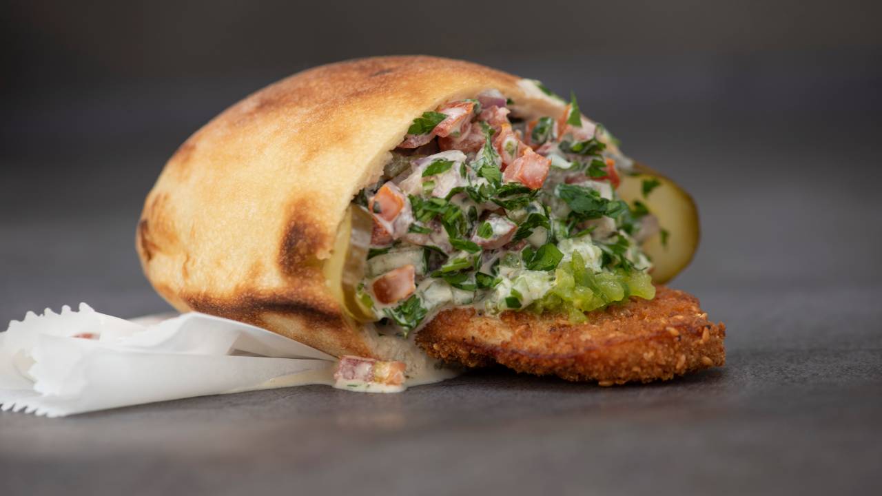 Sanduíche de shinitzel de frango no pita com homus e salada - Shuk