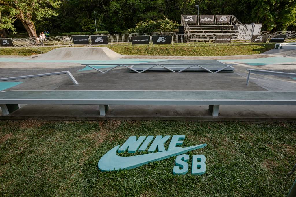 Skate Park – Nike Urbia (Pablo Vaz-Divulgação) (2) Foto de skate park com faixas azuladas, arquibancada e árvores ao fundo.