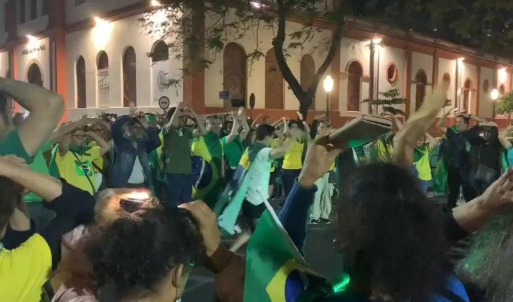 Apoiadores de Bolsonaro pedem socorro a extraterrestre e viralizam na web