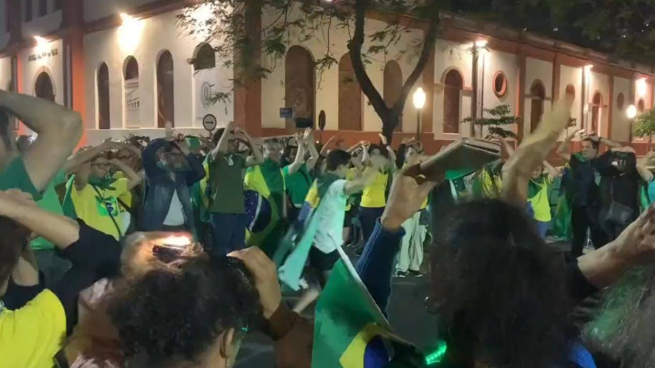 Pedido de bolsonaristas a extraterrestres pela intervenção.