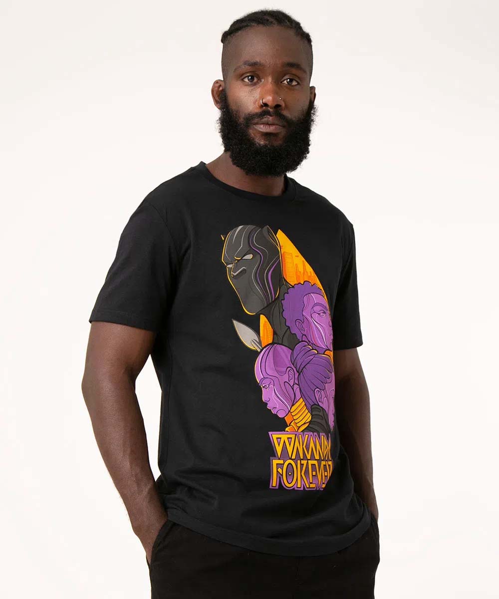 camiseta masculina Modelo negro usa camiseta preta com estampa colorida com os personagens dos filmes de Pantera Negra