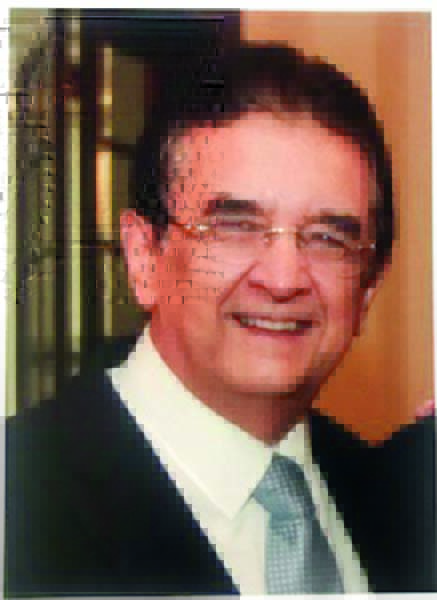 Waldey Sanchez Waldey Sanchez, homem branco, idoso e de cabelos escuros. Usa óculos, terno e sorri
