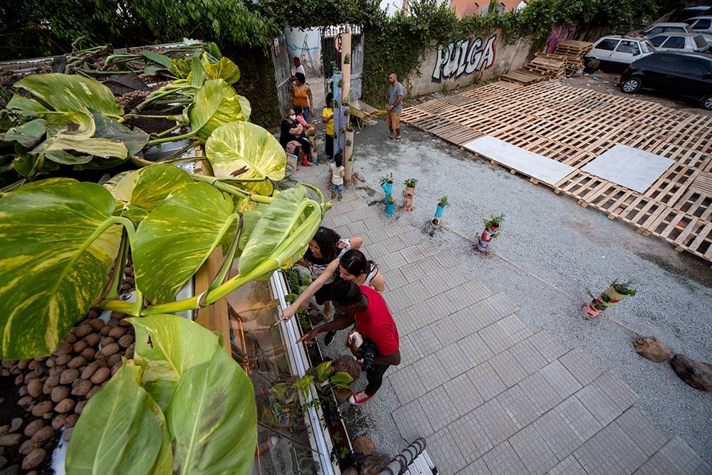 Foto aérea do container instalado no Jardim Colombo do projeto Janelas CASACOR, em 2020.