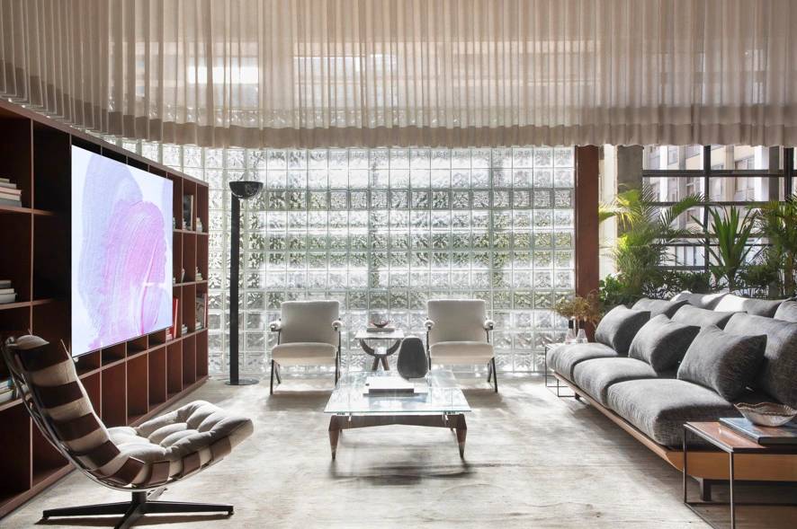 otto-felix-casa-lg-casacor-sp-2022-credito-denilson-machado-13 (1) Inspire-se nessas 15 salas de televisão para assistir à Copa do Mundo 2022