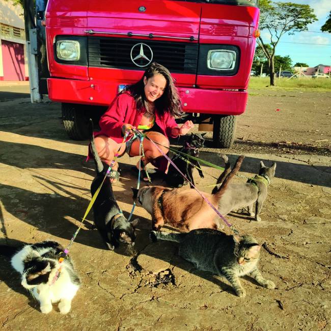 Camila Pedrassoli Camila passeando com seis gatos com coleiras