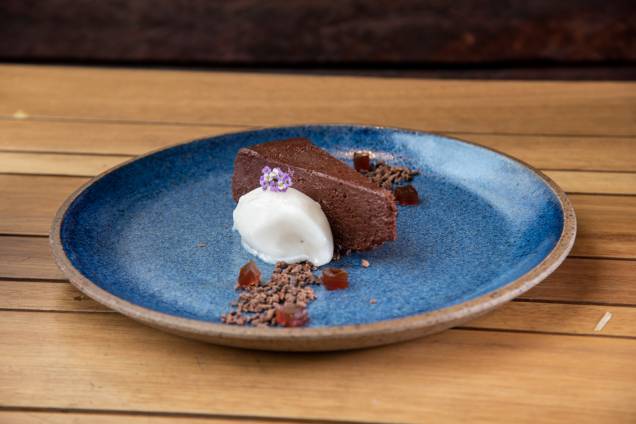 Terrine de chocolate: com disco de bala de goma de melaço de cacau, nibs açucarados e sorbet de polpa de cacau Terrine de chocolate: com disco de bala de goma de melaço de cacau, nibs açucarados e sorbet de polpa de cacau