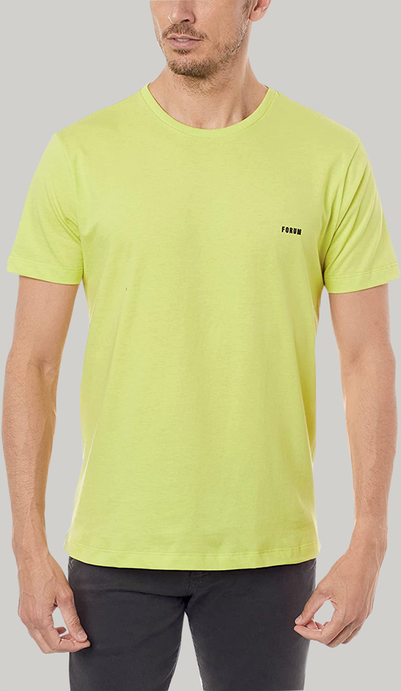 Camiseta Forum.jpg Modelo branco e magro usa camiseta lisa em tom de amarelo claro