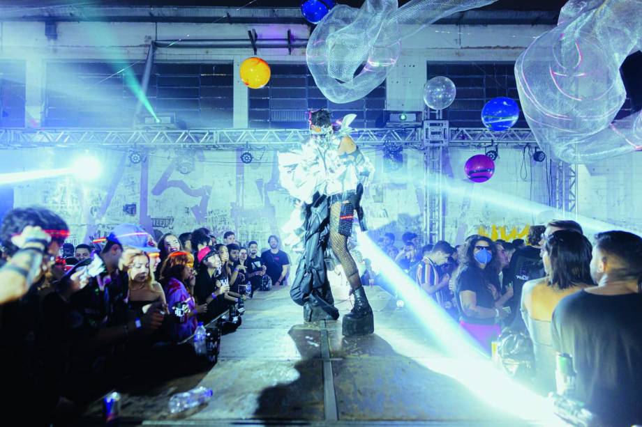 BLUM Criada em 2013 por Nicolli Penteado, tem como foco a performance. O lineup conta com mais artistas visuais do que DJs, que ganham o mesmo cachê por apresentação.