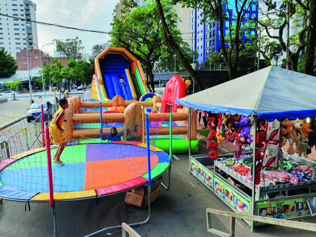 Criança brinca em pula-pula em Feira de Natal em Moema