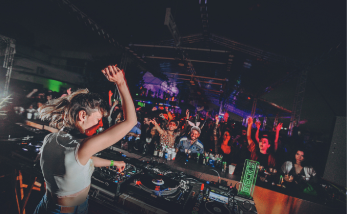 Febre eletrônica: festas itinerantes se multiplicam na cidade