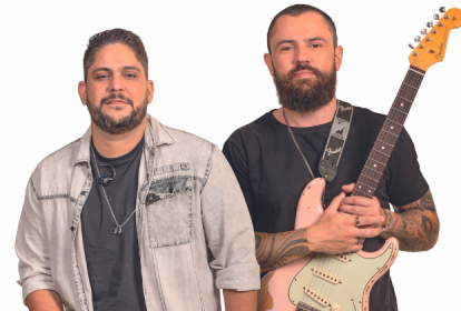 Imagem mostra dois homens de barba. O da direita segura uma guitarra rosa