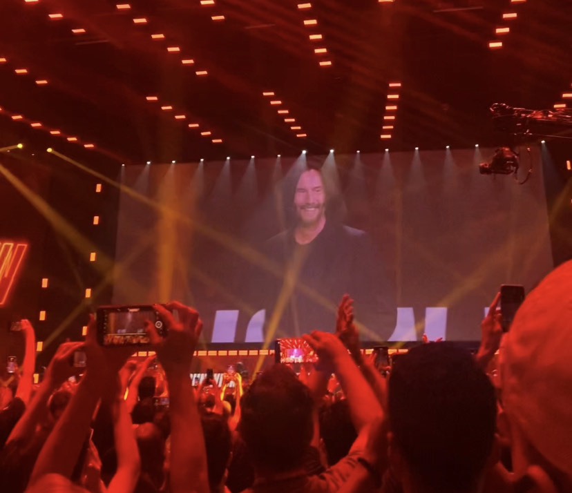 Keanu Reeves no palco de preto