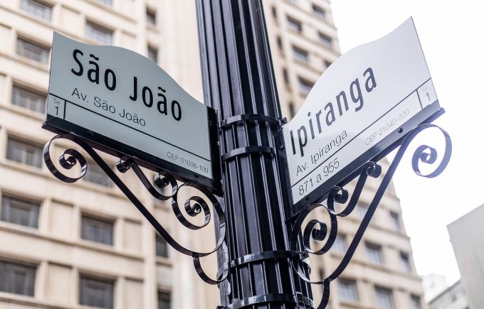 Cruzamento eternizado na música "Sampa", de Caetano Veloso, ganhou placas estilizadas, assim como eram usadas no passado