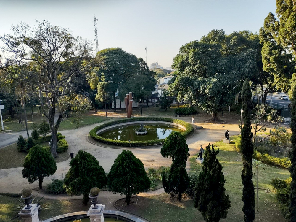 Imagem mostra jardim com lago ao centro