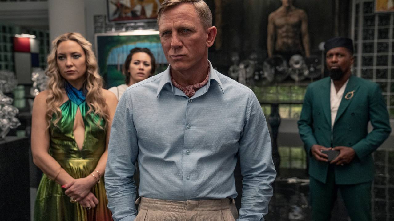 Homem de camisa azul clara posa sério
