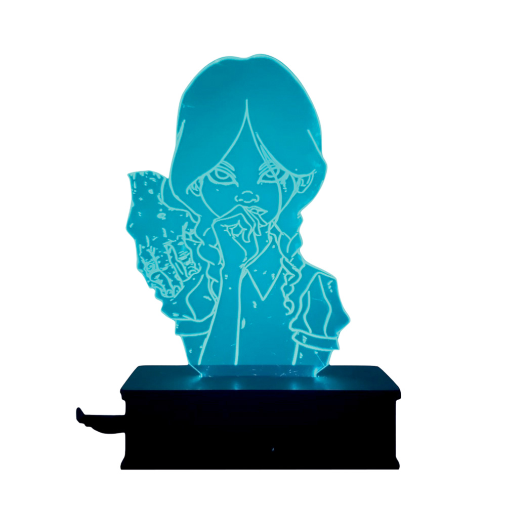 Imagem mostra lumin&aacute;ria azul com desenho de garota