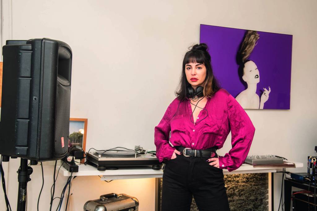 Nicolli Penteado Blum Imagem mostra mulher de camisa rosa, com calça preta