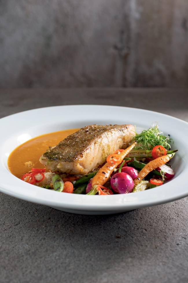 Preto Cozinha pescada amarela molho de moqueca Prato branco de porcelana contendo posta de peixe, legumes e molho de moqueca