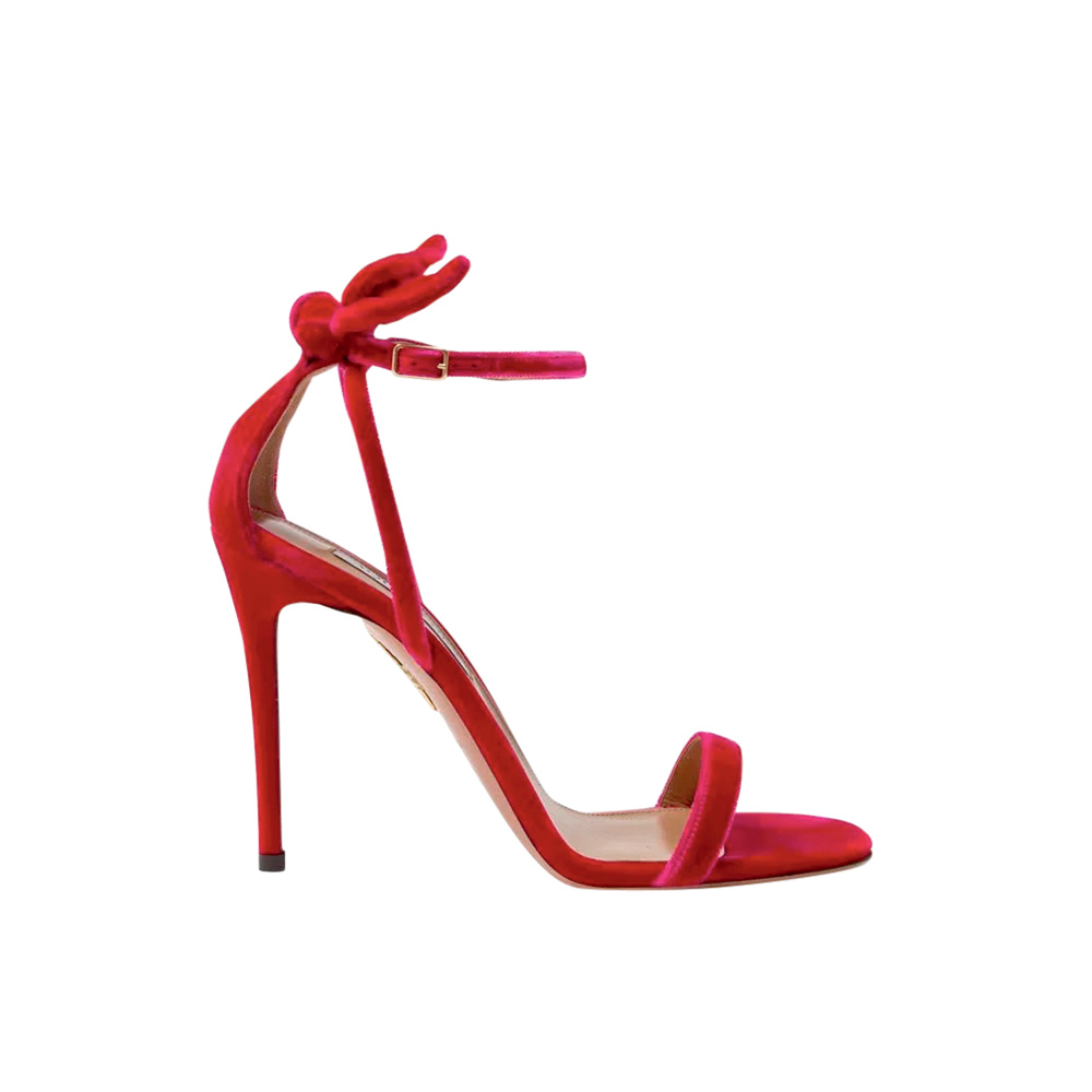 Sandália.jpg Sandália de salto feita em couro vermelho. Salto fino e alto, com tiras no cotovelo e espaço para os dedos