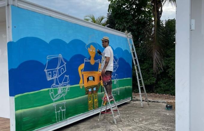 Parede de unidade modular da Vila Reencontro ganha grafite do grupo Crews