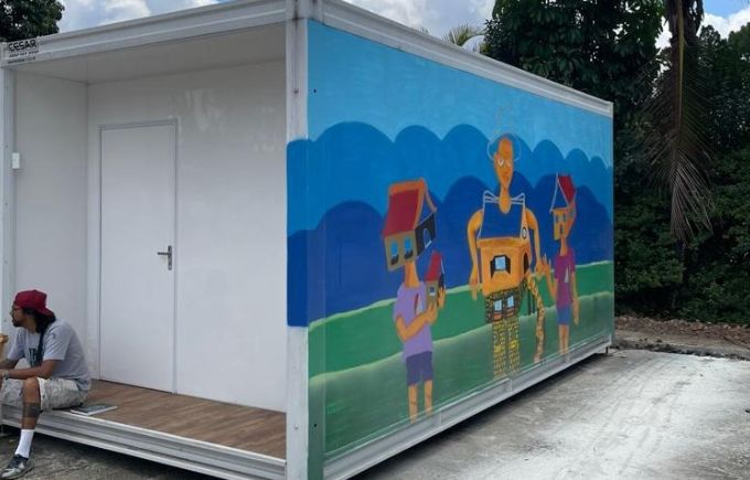 Parede de unidade modular da Vila Reencontro ganha grafite do grupo Crews