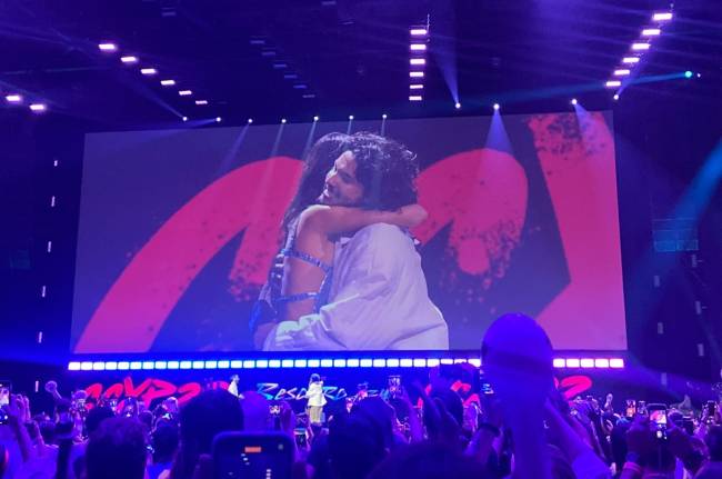 Xolo Maridueña e Bruna Marquezine em painel sobre Besouro Azul. Xolo Maridueña e Bruna Marquezine em painel sobre Besouro Azul.