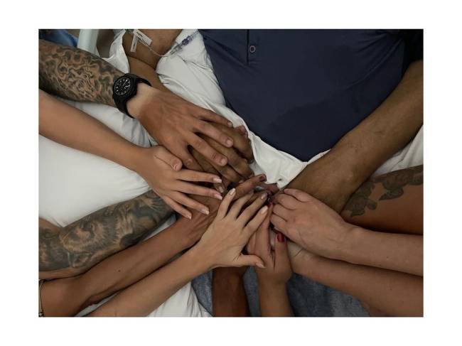 iamkelynascimento_322761184_826421998430649_67508712045705355_n Foto mostra dez mãos se unindo, segurando uma só, a de Pelé