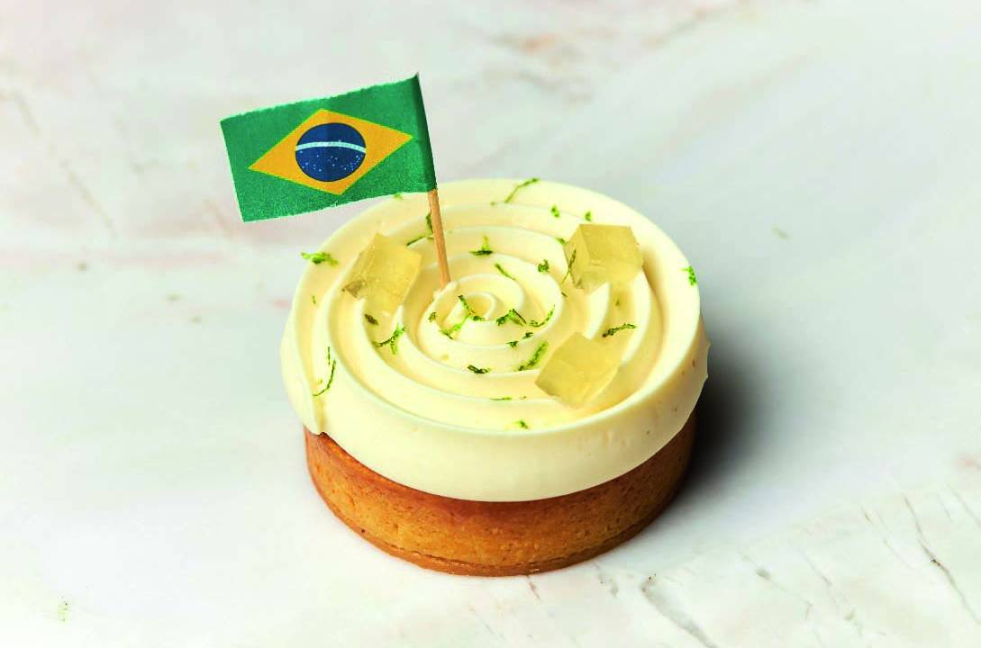 Tortinha com decoração em formato de espiral e bandeirinha do Brasil fincada na cobertura