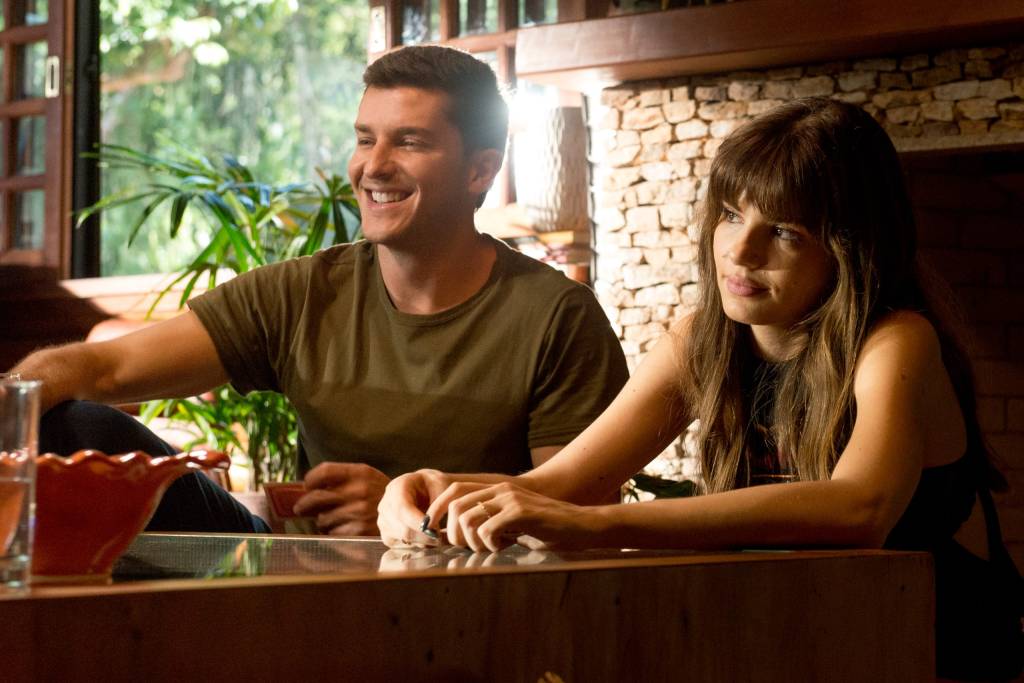 Camila Queiroz e Klebber Toledo protagonizam história de amor às avessas