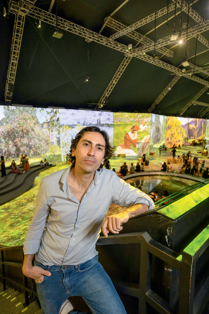 “Monet À Beira D’Água Leo Rea Lé, sócio da MIRA, de costas para o salão da exposição