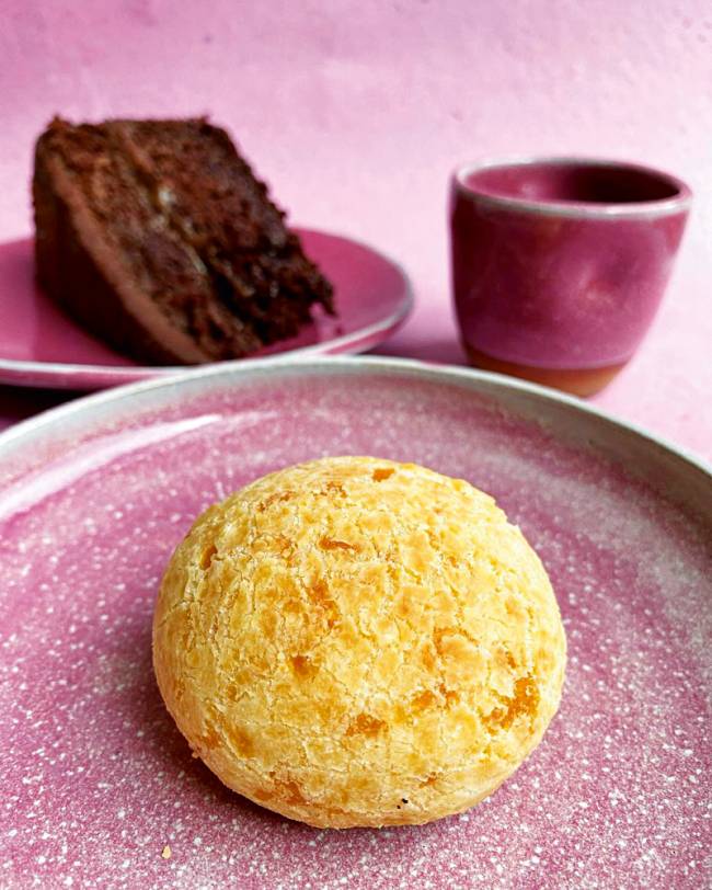 pão de queijo em prato rosa