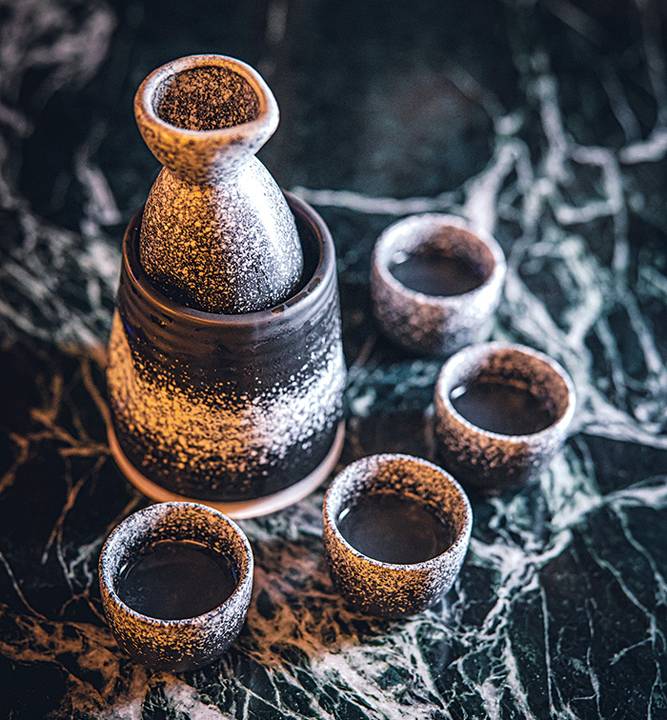 Jarra de ceramica com quatro copinhos