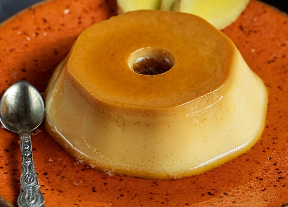 Pudim em prato laranja