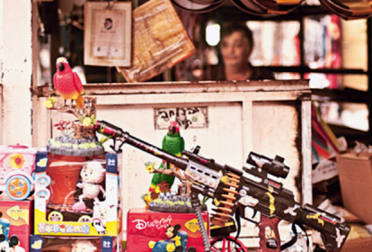 Imagem mostra arma camuflada em loja de brinquedos infantis