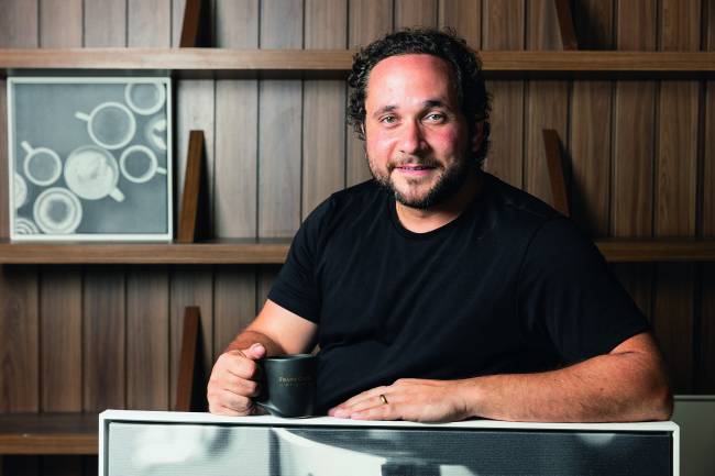 Francisco Conte Francisco Conte: , à frente do Fran’s Café junto do pai