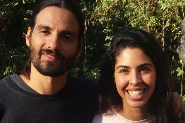 Bela Gil e João Paulo Demasi sorrindo para a foto