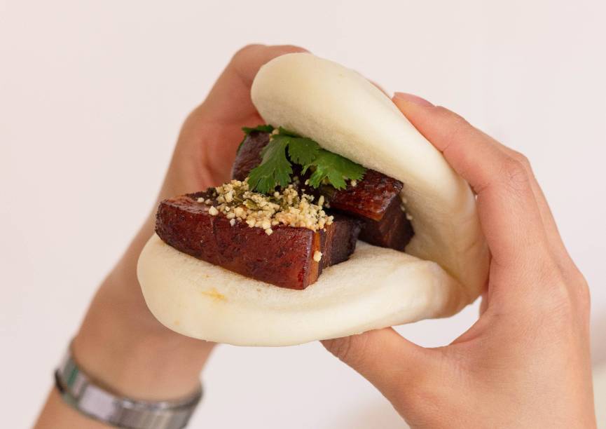 Bao de pancetta: com farinha de amendoim, coentro e mostarda fermentada