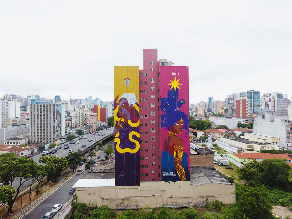 Foto mostra empenas de dois edifícios com obras de arte