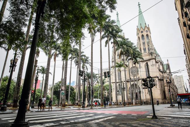 Praça da Sé em janeiro de 2023, sem barracas.