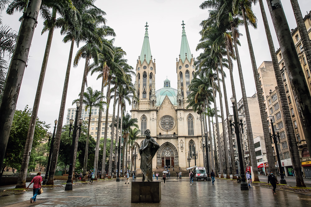 Praça da Sé sem barracas.