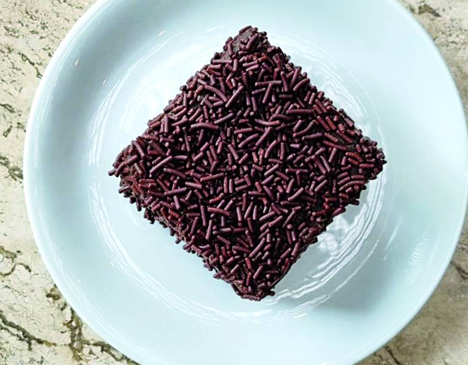 bolo de chocolate cortado em quadrado e visto de cima
