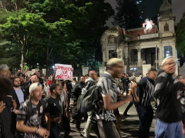 Torcida da Gaviões da Fiel participa do protesto