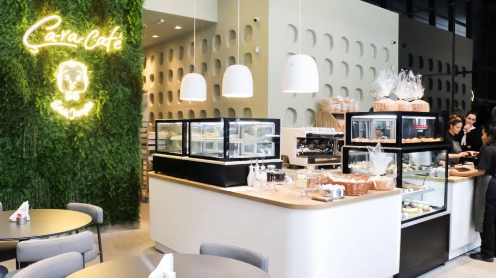 Ça-Va Café Ambiente do café com quitutes em vitrine
