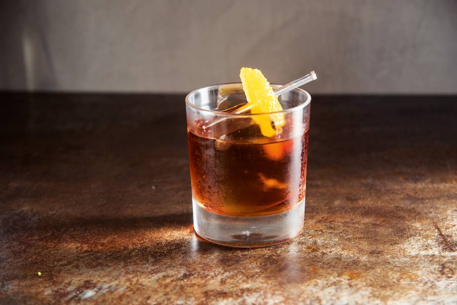 rabo de galo (cachaça Pindorama, Cynar, vermute tinto e um pouco de Angostura de laranja; R$ 32,00),