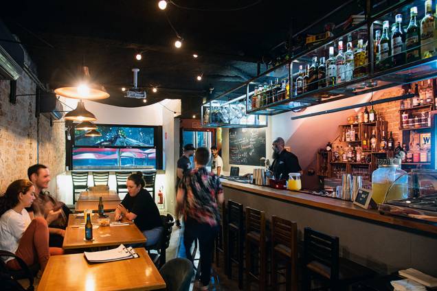 Ambiente interno: bons drinques e petiscos no bar em Pinheiros Ambiente interno: bons drinques e petiscos no bar em Pinheiros