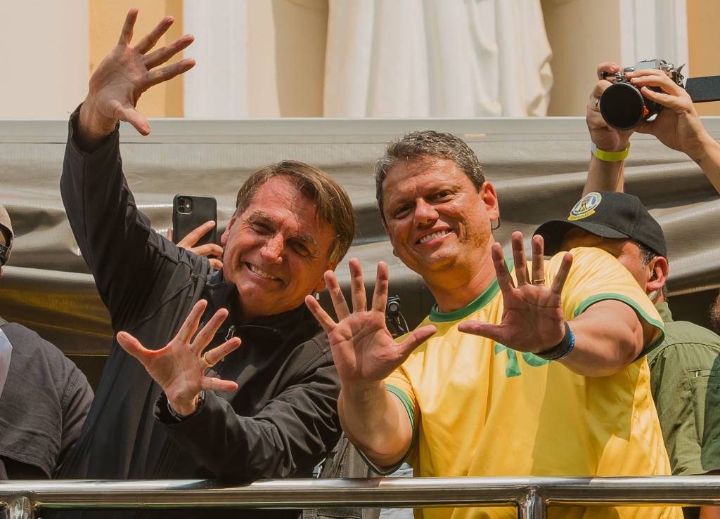 Bolsonaro e Tarcísio juntos em evento de campanha em Sorocaba, em setembro de 2022.