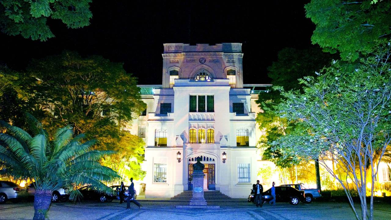 Fachada do edifício central da Faculdade de Medicina da Universidade de São Paulo