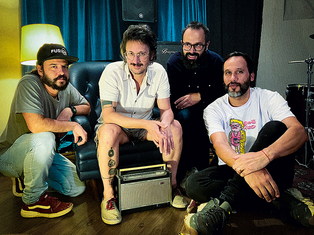 crédito Bento Abreu & Alexandre Barcelos_Divulgação.jpg.jpg Imagem mostra quatro homens sentados, sorrindo
